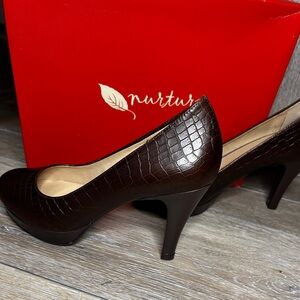 🐊 Nurture by Lamaze Brown Croc Heels – Size 7 – NEW